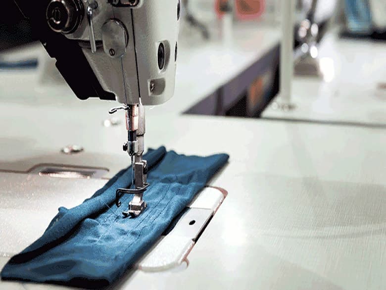 Boks önlüğü ve box gömleği üretim atölyesinde dikiş